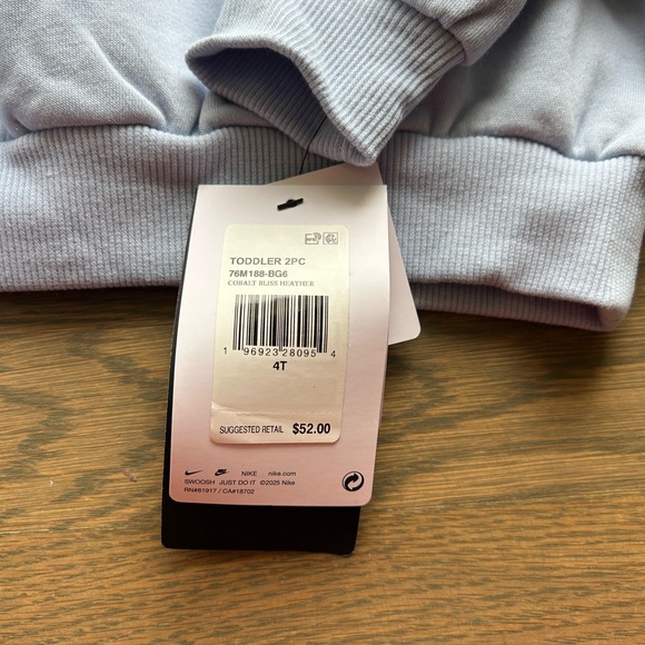 NWT Nike Toddler Set size 4T - Picture 2 of 2